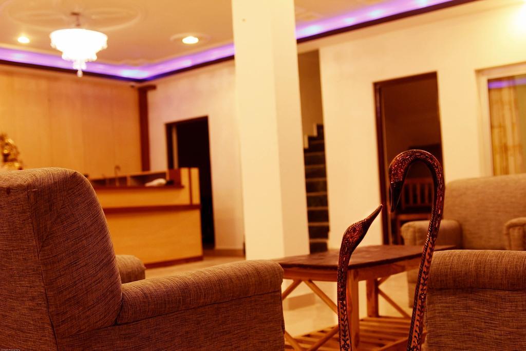 Hotel Hill Palace Каусани Екстериор снимка